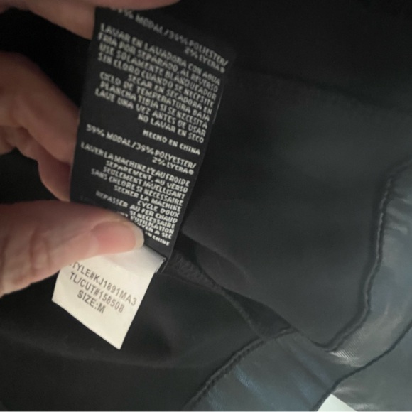 NWT Kut from the Kloth Julia Coated Crop  Black Jacket Size Medium - Picture 9 of 12